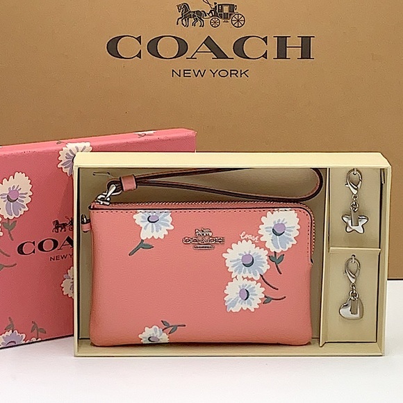 Coach Handbags - COACH Boxed Corner Zip Wristlet With Daisy Print